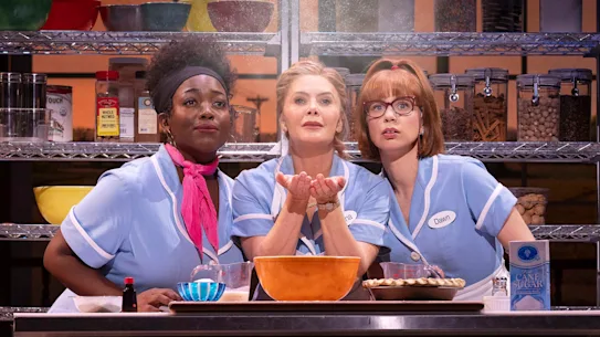 Gabriyel Thomas, Natalie Bassingthwaighte et Mackenzie Dunn en serveuse.
