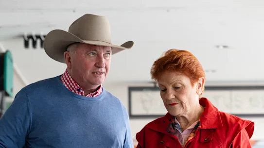  Pauline Hanson et Barnaby Joyce dans le centre-ville d'Albury après avoir rencontré des propriétaires d'entreprises pendant la campagne pour le siège de Farrer lors d'une élection partielle en Nouvelle-Galles du Sud.