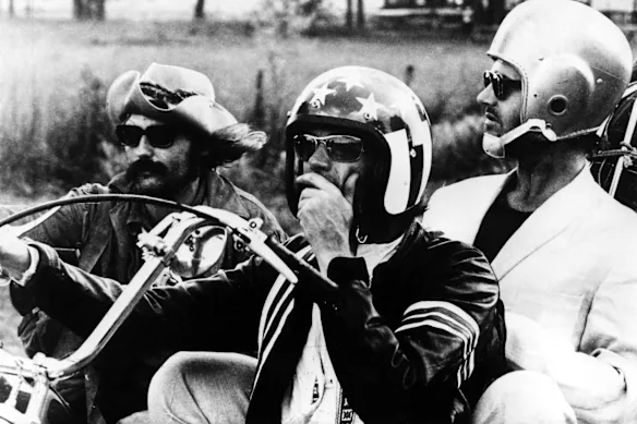 Dennis Hopper (à gauche) avec Peter Fonda et Jack Nicholson dans le film Easy Rider de 1969.