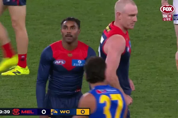 Kysaiah Pickett regarde le tableau d'affichage après son incident.
