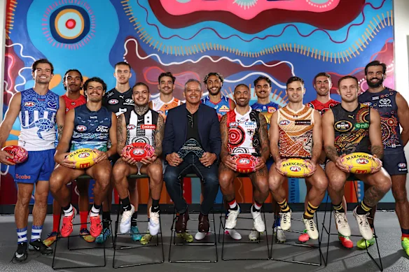 Joueurs autochtones avec le lauréat Michael McLean lors du lancement de la Ronde Sir Doug Nicholls 2026. 