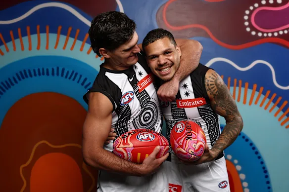 Ses coéquipiers Lachie Schultz et Bobby Hill se moquent du lancement de la ronde Sir Doug Nicholls de l'AFL. 