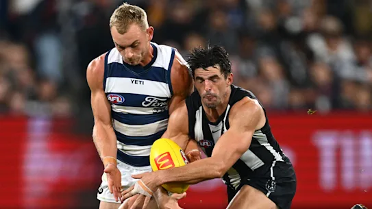 Scott Pendlebury et Cat James Worpel de Collingwood se battent pour la possession.
