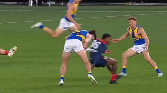 Kysaiah Pickett récupère Jake Waterman au Marvel Stadium.