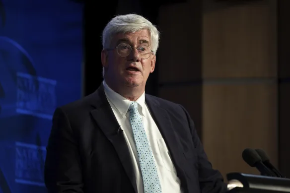 L’économiste indépendant Saul Eslake affirme que pour chaque choc économique imaginable, il y a des effets de « premier tour », suivis d’effets de « deuxième tour » et plus tard, à mesure que des millions de personnes et d’entreprises modifient leur comportement.