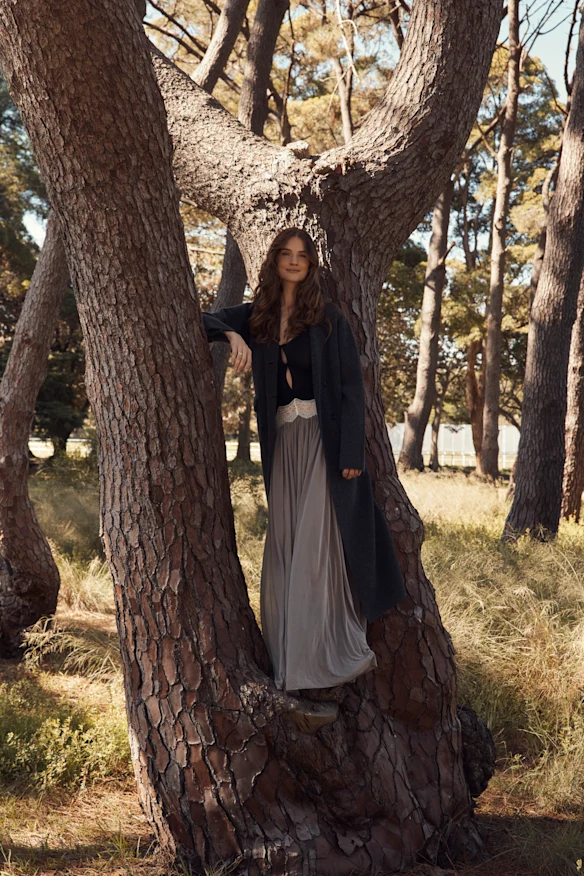 Manteau Malene Birger de Christensen Copenhagen. Robe Christopher Esber.