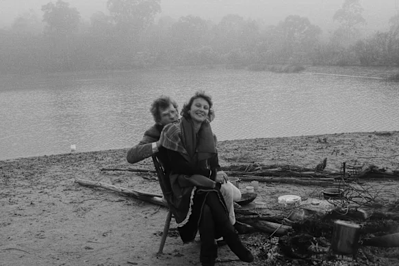 Dawn Beside the Camp Fire – Robert Adamson et Juno Gemes, Mount White, hiver 1987.