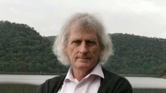 Robert Adamson au bord de sa bien-aimée rivière Hawkesbury