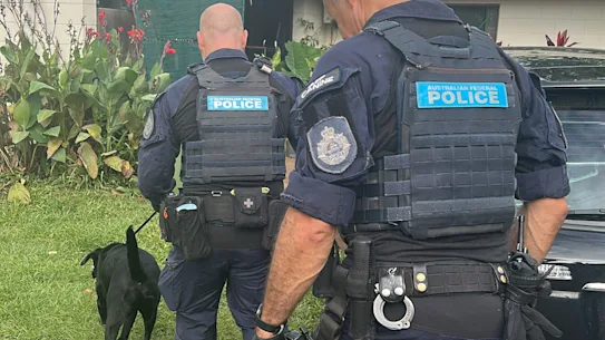 La police a perquisitionné cinq propriétés à Brisbane et dans le nord du Queensland liées à une société frauduleuse de services aux personnes handicapées.