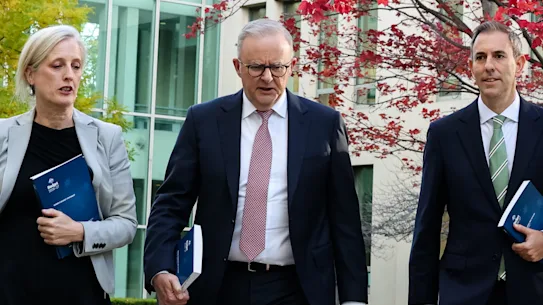 La ministre des Finances Katy Gallagher, Anthony Albanese et Jim Chalmers avant le budget de mardi.