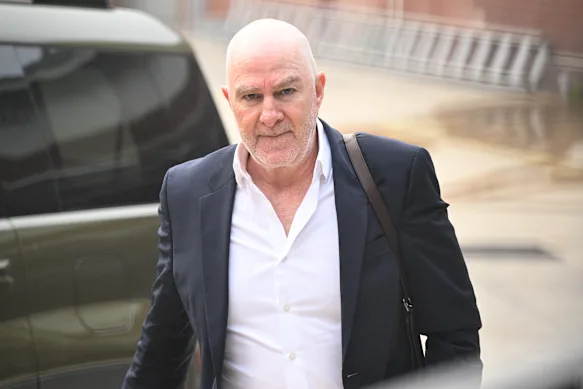 Graham Wright, PDG du Carlton Football Club, arrive mardi à Princes Park alors que la nouvelle de la démission de Michael Voss en tant qu'entraîneur principal apparaît.