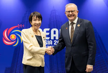 Le Premier ministre Anthony Albanese avec le nouveau Premier ministre japonais, Sanae Takaichi, à l'ASEAN.