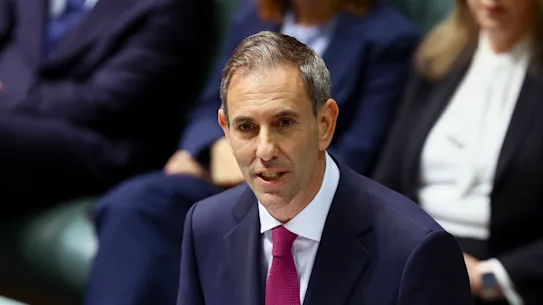 Le trésorier Jim Chalmers prononce son discours sur le budget.