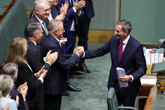 Anthony Albanese serre la main du trésorier Jim Chalmers après le discours du budget.