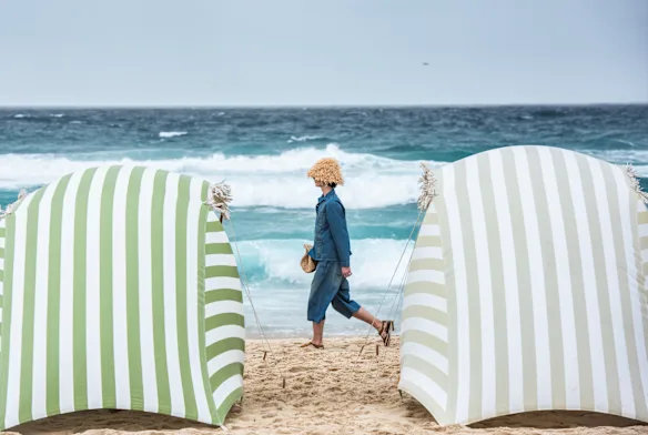 Des cabanes ont protégé le « premier rang » des averses matinales à Tamarama Beach pour le spectacle Commas.
