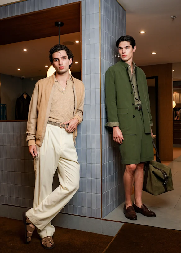 Les mannequins Oscar Bruzzaniti et Mitchell Wickham dans des pièces Christian Kimber dans la boutique du créateur à Melbourne.