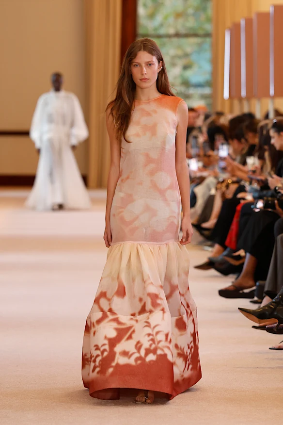 Le défilé Aje le deuxième jour de la Fashion Week australienne à The Lands by Capella.