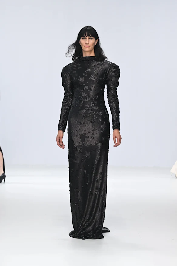 Le spectacle Resort 27 de Courtney Zheng « La beauté comme résistance » au MCA.