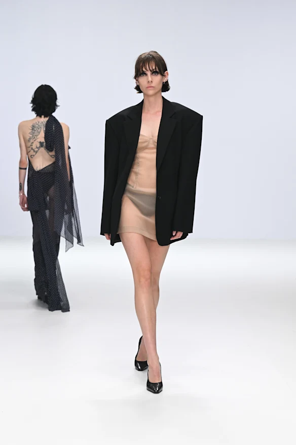 Courtney Zheng au MCA le deuxième jour de la Fashion Week australienne.