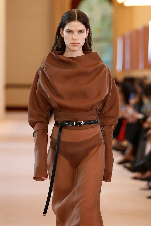 Brown sur le podium Aje à The Lands by Capella le deuxième jour de la Fashion Week australienne.