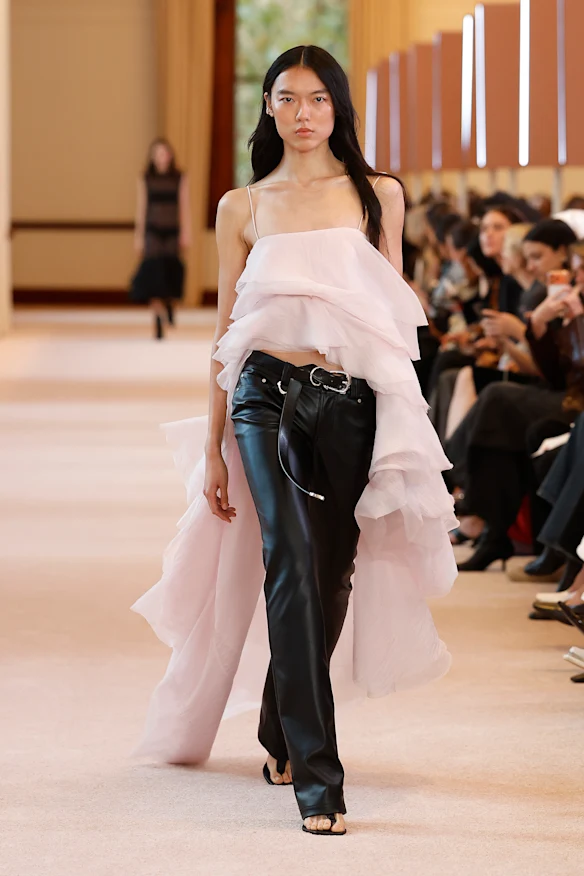 Cuir et superpositions au défilé Aje le deuxième jour de la Fashion Week australienne.