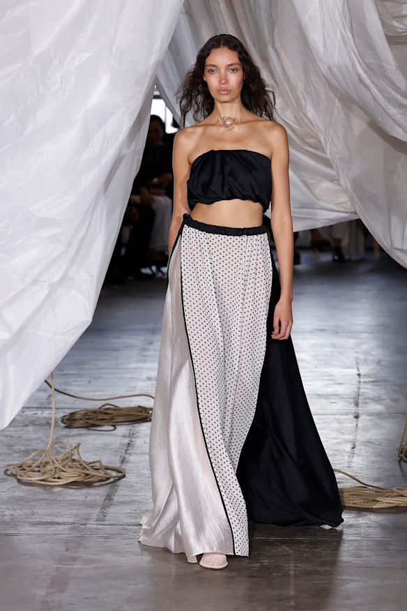 Une touche de points dans le défilé Bianca Spender le deuxième jour de la Fashion Week australienne.