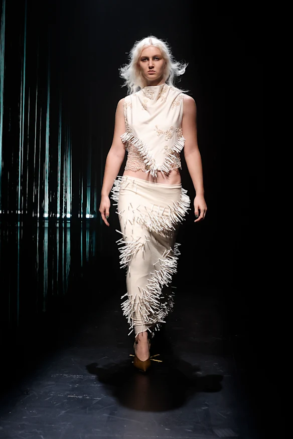 Le mannequin Allegra Overton en Rose Giuffre dans le cadre de la vitrine The Frontier à l'Australian Fashion Week le deuxième jour.