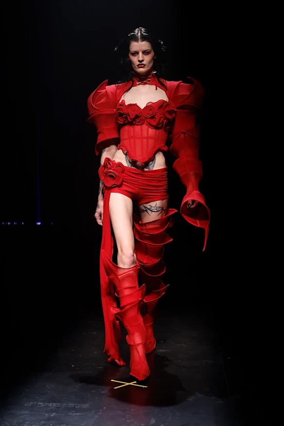 Un mannequin en Haluminous dans le cadre de la vitrine The Frontier à l'Australian Fashion Week le deuxième jour.