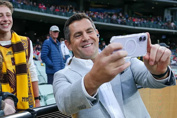 Luke Hodge pose pour un selfie avec des fans de foot alors qu'il est à la frontière de Channel Seven.