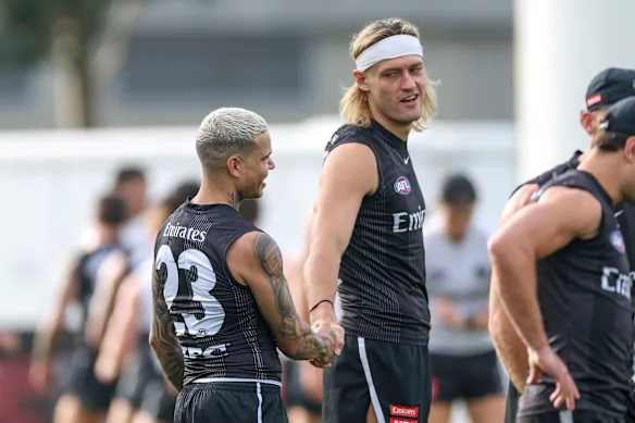 En marge : Magpie met en vedette Bobby Hill et Darcy Moore.