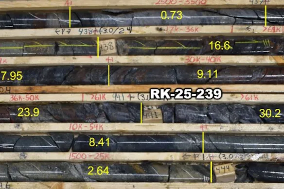 Plateau de carottes de NexGen Energy provenant d'un trou de forage au diamant avec des teneurs indiquées en pourcentage d'oxyde d'uranium.  Le trou a retourné 13 m à 5,2 pour cent d'oxyde d'uranium, dont 0,5 m à 30,2 pour cent d'oxyde d'uranium.
