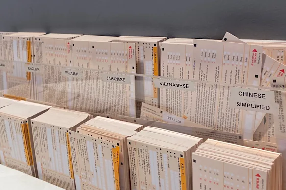 Quitter le pays coûtera plus cher, mais les formulaires papier de déclaration aux frontières demeurent.