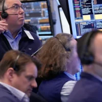 Wall Street mitigé, l&rsquo;ASX sur le point de chuter ; Warsh confirmé de justesse comme nouveau président de la Fed