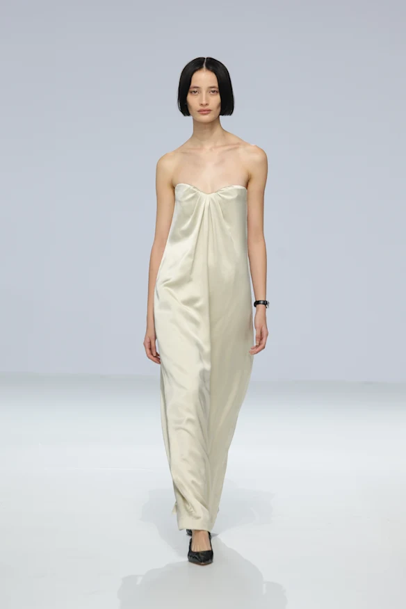 La créatrice Charlotte Hicks a développé sa création d'essentiels de garde-robe pour la dernière collection Esse Studios à l'Australian Fashion Week.