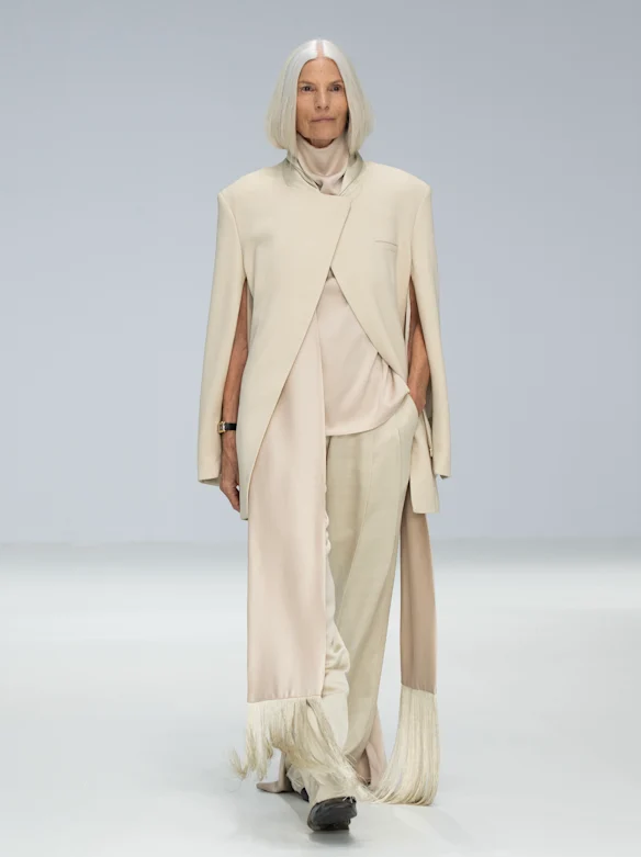 Esse Studios par la créatrice Charlotte Hicks à l'Australian Fashion Week.