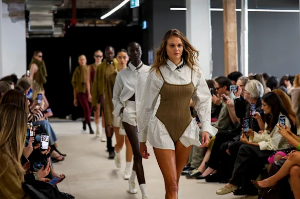 Le mannequin Billie Jean a ouvert le défilé avec les nouvelles chemises sur mesure de Nagnata.