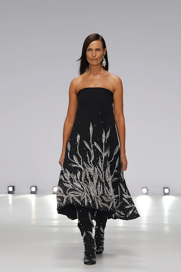 Echos de Mariam Seddiq modélisée par Abigail O'Neill à l'Australian Fashion Week, MCA.