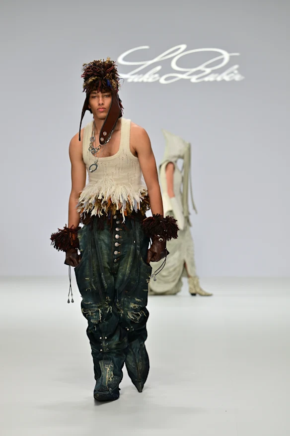 Luke Ruben par Luke Rutherford-Durney du TAFE Fashion Design Studio à l'Australian Fashion Week, MCA.