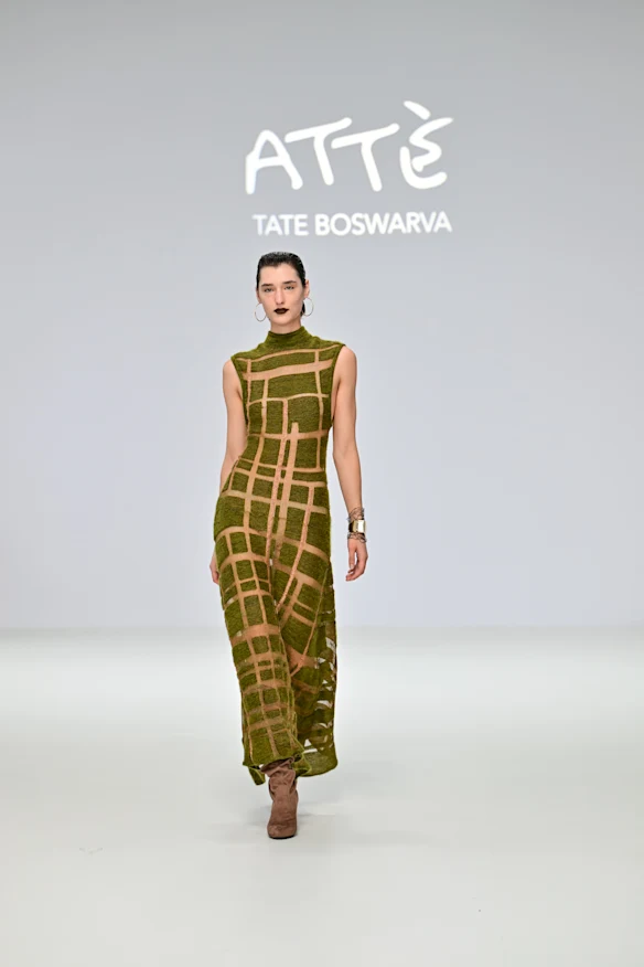 Atte de Tate Boswarva du TAFE Fashion Design Studio à l'Australian Fashion Week, MCA.