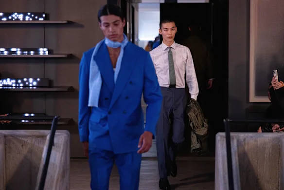 Des couleurs vives ont rejoint la palette de costumes du designer Joe Farage lors du défilé de vêtements pour hommes Farage au magasin phare de la marque à Darlinghurst, le troisième jour de la Fashion Week australienne.