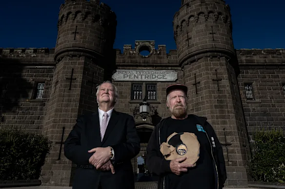 Dennis Bear et Doug Morgan à la célèbre porte d'entrée de Pentridge.