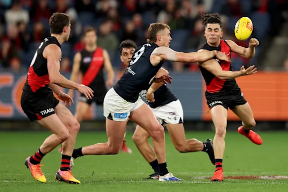 Les géants déchus Carlton et Essendon ont été éliminés des heures de grande écoute.
