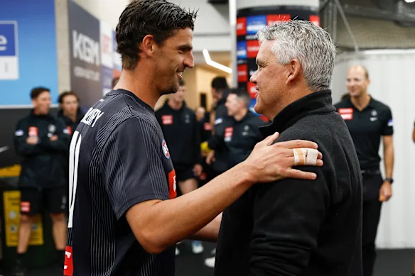 L'ancien capitaine des Magpies Mark Williams (à droite) dans les salles de Collingwood avec Scott Pendlebury plus tôt cette saison.
