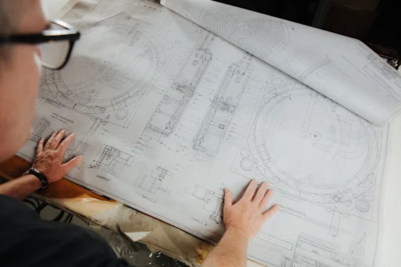 Un ensemble complet de dessins techniques d'EMI aide le personnel de The Vinyl Factory à entretenir l'équipement. 
