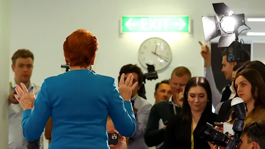 Hanson jette une longue ombre devant la presse.