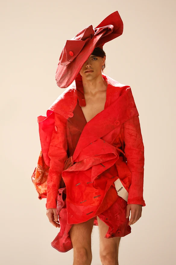 Les mannequins du spectacle Iordanes Spyridon Gogos ont marché dans l'espace de la galerie de l'UNSW à Paddington.