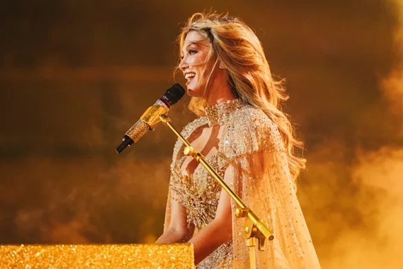 Goodrem interprétant Eclipse à l'Eurovision.