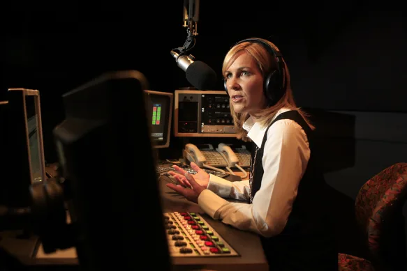Ali Moore dans le studio ABC en 2008. Elle a commencé sa carrière de journaliste sur 3LO en 1987.