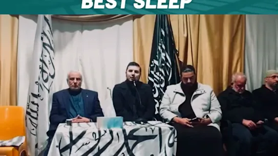 Le Grand Mufti d'Australie, le Dr Ibrahim Abu Mohamad à gauche, assis à côté de Wassim Doureihi et Bilal Merhi, du Hizb ut-Tahrir, lors d'un mémorial en 2023. 