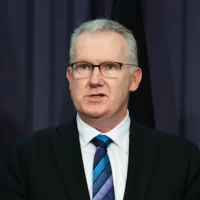 Burke utilise les pouvoirs de Bondi pour interdire un groupe haineux néo-nazi